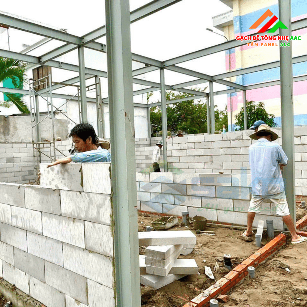 Những hàng gạch đầu tiên tại công trình